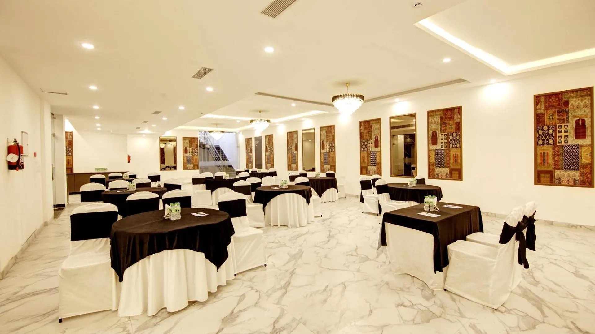 Saltstayz Hotel Huda City Center Gurgaon 3*,