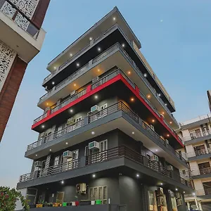 Super Townhouse Cloud Bay, Near Genpact, Sector-69, Hotel